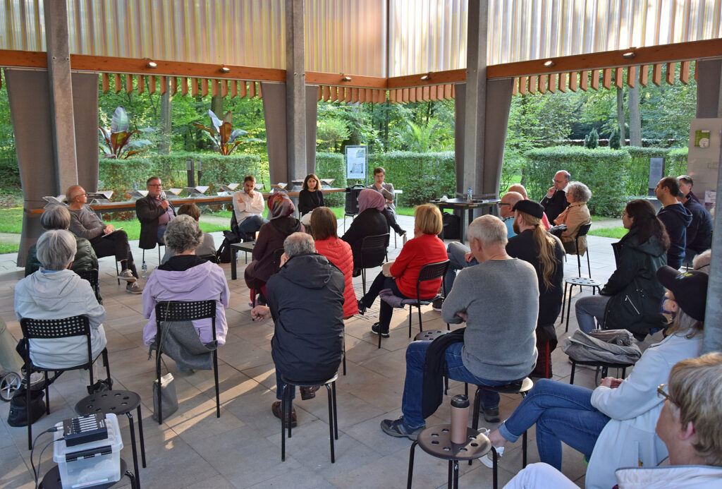 Gut besucht war das Gartengespräch im GlaubensGarten zum Thema „Religion und Medien“. Foto: Jan Globacev