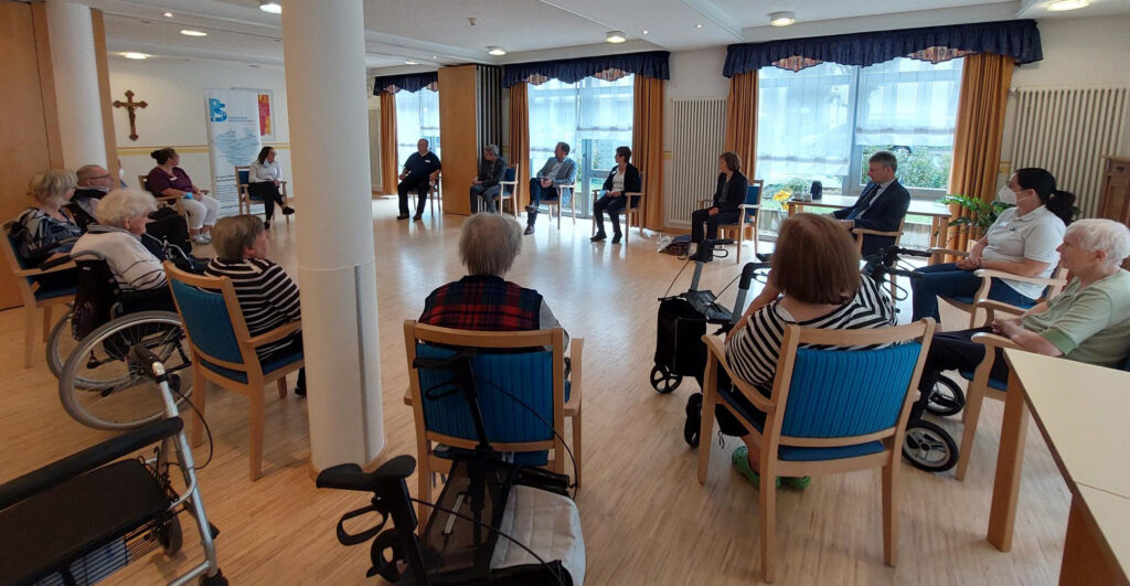 Präses Annette Kurschus im Gespräch mit Mitarbeitenden und Bewohnerinnen und Bewohnern des Perthes-Hauses. Foto: EKvW