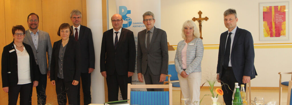 Freuten sich über den Besuch von Präses Annette Kurschus (3. von links) und ihrem Büroleiter Wilfried Arning (rechts) im Paderborner Perthes-Haus: Einrichtungsleiterin Heidemarie Hellwig, Geschäftsbereichsleiter Felix Staffehl (Altenhilfe Mitte), Pastor Dr. Jens Beckmann, stv. Vorsitzender der Ev. Perthes-Stiftung e.V. sowie der Vorsitzende Wilfried Koopmann, Superintendent Volker Neuhoff und Pflegedienstleiterin Ulrike Müller (von links). Foto: EKvW