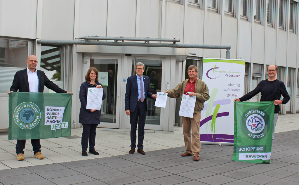 Übergabe der Forderungen zum Klimaschutz: (v. l.) Markus Zauner (Parents for Future), Pfarrerin Elisabeth Goller (Kontaktperson des Kirchenkreises zu Churches for Future), Superintendent Volker Neuhoff, Franz-Josef Klausdeinken (Christians for Future) und Stefan Wisbereit (Paderborn for Future) vor dem Haus der Evangelischen Kirche in Paderborn. Foto: EKP/Oliver Claes