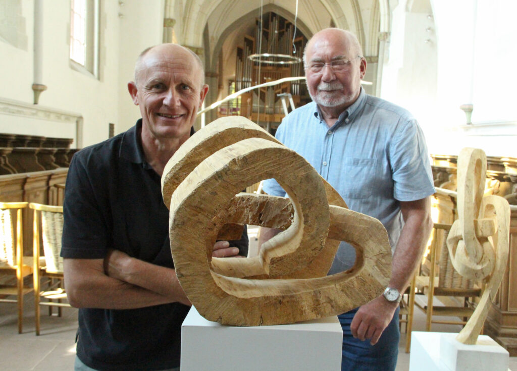 Künstler Ernst Thevis (l.) und Projektinitiator Pfarrer Karl-Heinz Bartsch aus Warburg. Foto: Burkhard Battran