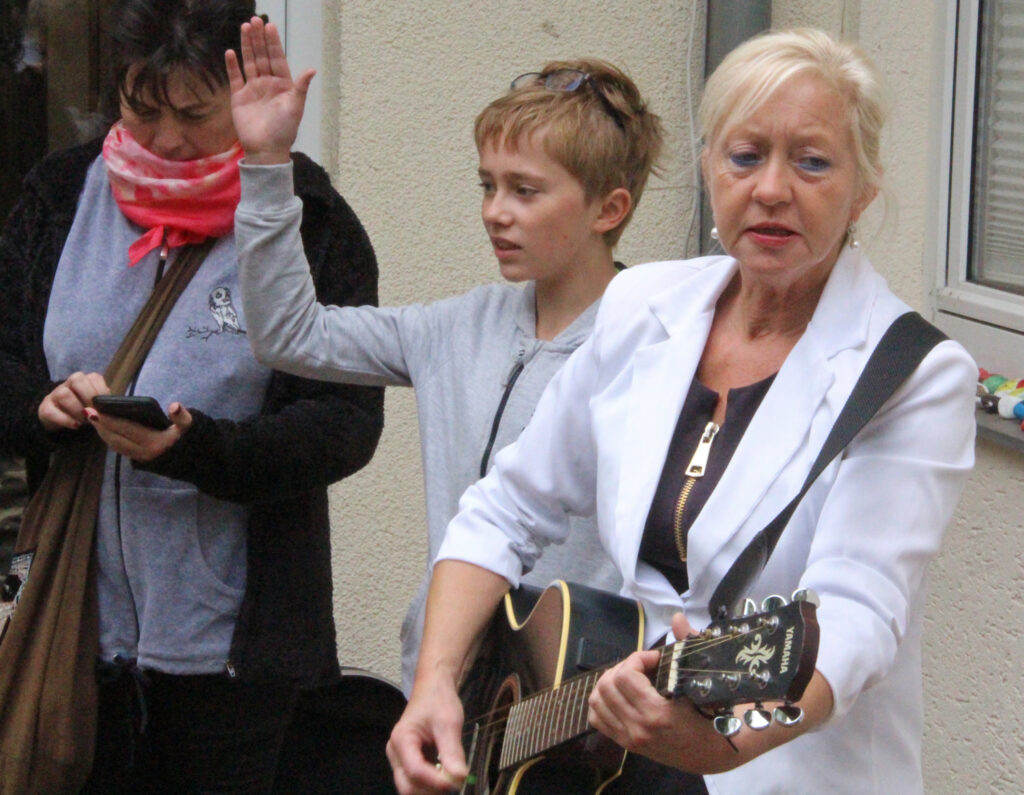 Bettina Schroeter, die Ehefrau des Pfarrers, rockt die Kindergottesdienste. Foto: Burkhard Battran