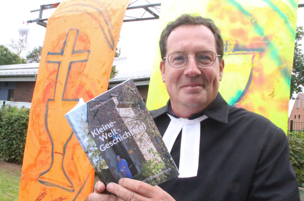 Pfarrer Kai-Uwe Schroeter verabschiedet sich mit einem Buch über die Geschichte der evangelischen Gemeinde Borgentreich von Luther bis heute, verbunden mit Gedanken zur Geschichte der Christen und was sich daraus lernen lässt. Foto: Burkhard Battran