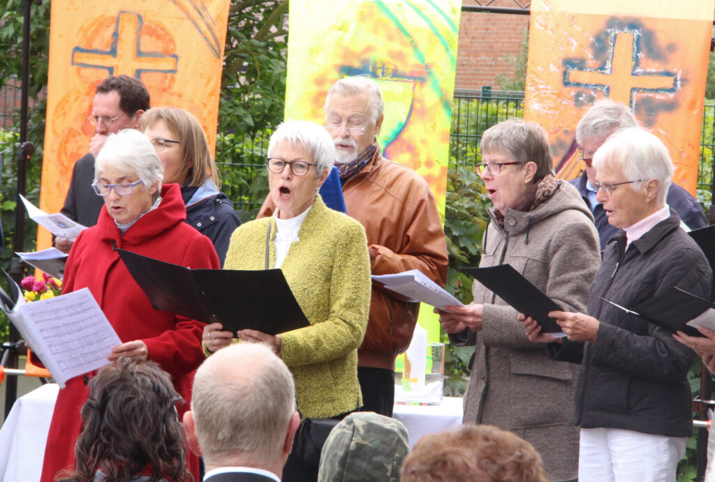 Zum Abschied singt die Kantorei der Evangelischen Kirchengemeinde Altkreis Warburg. Foto: Burkhard Battran