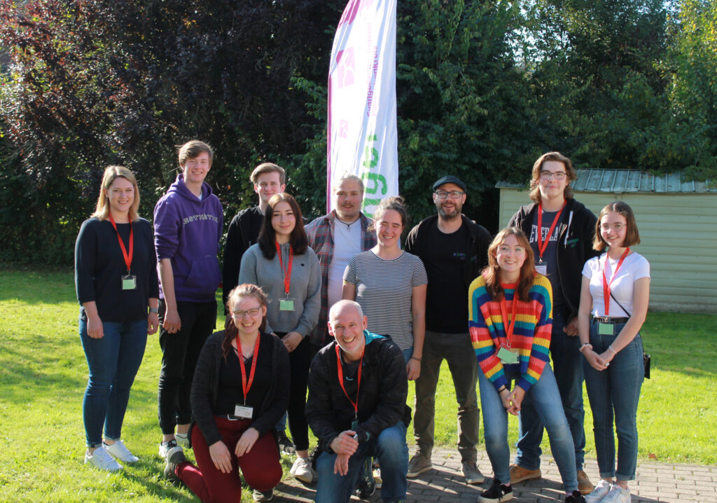 Der neue Syno: (v. l.) Melanie Freye, Hens Kohaupt, Marie Düker, Joos Kohaupt, Soraya Willroth, Myron Heinemann, Oliver Schwarz, Jana Blichenberg-Hansen, Hendrik Zernke, Kathi Heindorf, Tom Hoffmann, Janne Seemann Foto: Evangelische Jugend