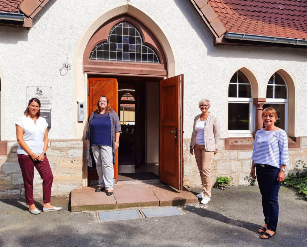 Beratung vor Ort: (v. l.) Diakonie-Vorstand Vanessa Kamphemann, Diakonie-Mitarbeiterin Anna Mindrup, Pfarrerin Almuth Reihs-Vetter und Diakonie-Mitarbeiterin Alexandra Nodzynski vor dem evangelischen Gemeindehaus in Büren, in dem die Diakonie Außensprechstunden anbietet. Foto: Diakonie Paderborn-Höxter e.V.