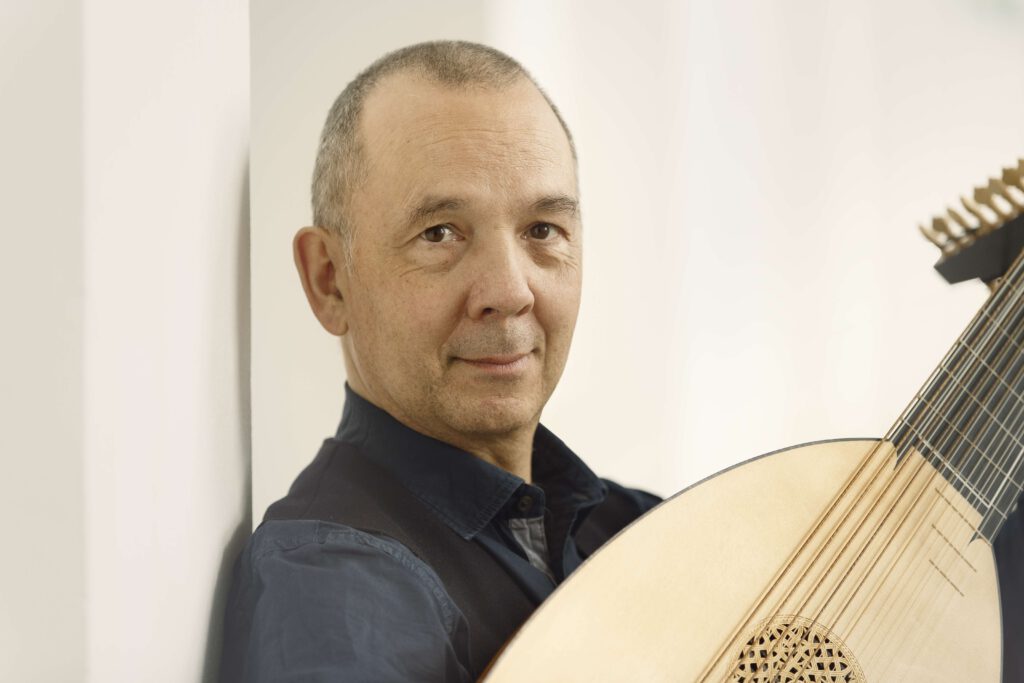 Der Lautenspieler Axel Wolf ist als Gast zum Konzert am 2. Advent in der Kilianikirche eingeladen. Foto: Marc Dietenmeier