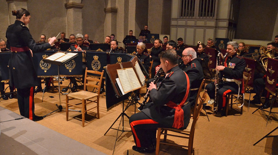 The British Army Band Colchester unter der Leitung von Major Lauren Petritz-Watts sorgte für den entsprechenden Big Band-Sound. Foto: Eckhard Düker