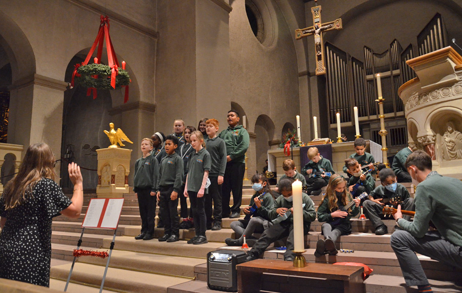 Schüler der Attenborough-Grundschule intonieren Weihnachtslieder. Foto: Eckhard Düker