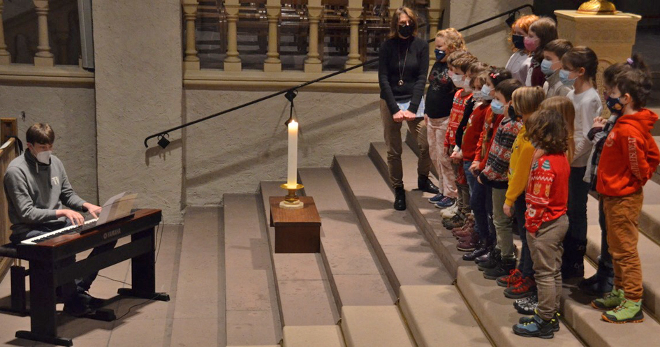 Schüler der Lutherschule, begleitet von Kantor Tim Gärtner, singen Weihnachtslieder. Foto: Eckhard Düker