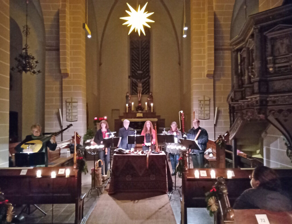 Die Besucherinnen und Besucher waren von der Musik aus Mittelalter und Renaissance mit Axel Wolf (Laute) und dem Consortium Musicale Moresca in der Kilianikirche Höxter fasziniert. Foto: Florian Schachner