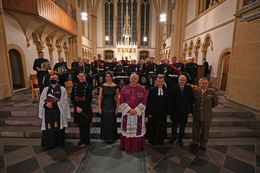 Die Beteiligten des deutsch-britischen Weihnachtsgottesdienstes. Foto: Ronald Pfaff / Erzbistum Paderborn