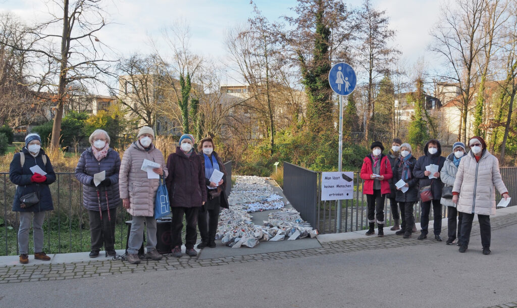 Frauen des Bezirksverbandes Paderborn der Evangelischen Frauenhilfe setzten sich mit einer Aktion am Haxthausenhof für die Menschenrechte ein: (v. l.): Annette Kohle, Helga Westphal, Helga Becker, Irene Glaschick-Schimpf, Christina Vetter, Birgitt Schuh-Johannsen, (NN), Ilka Recklies-Bodewig, Angelika Peters, Gerda Koppe und Irmgard Dreyer-Elison. Foto: Ev. Frauenhilfe Bezirksverband Paderborn