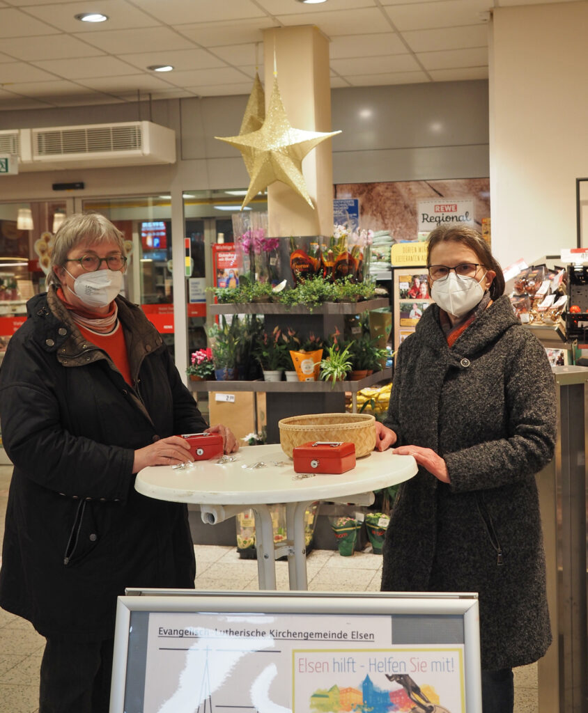 Bei der Tauschaktion in einem Elsener Supermarkt: (v. l.) Kea de Witt und Angelika Kreklow, Presbyterinnen der Evangelisch-Lutherischen Kirchengemeinde Elsen. Foto: Evang.-Luth. Kirchengemeinde Elsen