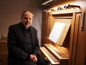 Thomas Schulze-Athens, Kirchenmusiker der Evangelisch-Lutherischen Kirchengemeinde Elsen, spielte auf der generalüberholten Späth-Orgel Werke aus Barock und Romantik. Foto: Evang.-Luth. Kirchengemeinde Elsen