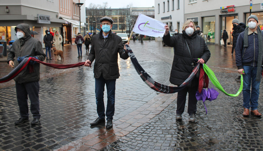 Superintendent Volker Neuhoff und Pfarrerin Elke Hansmann bei der Demonstration vor dem Paderborner Rathaus. Foto: EKP/Oliver Claes