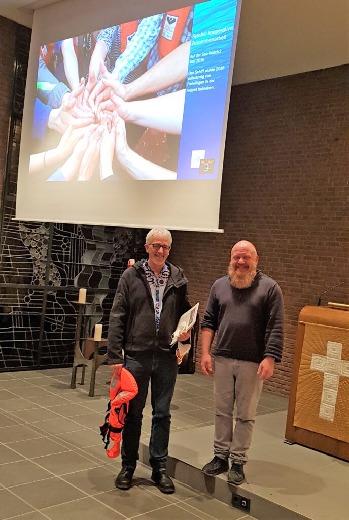 Beim Informationsabend zur Seenotrettung im Lukas-Zentrum: Heiner Bredt vom Lukas-Pfarrbezirk (l.) und Seenotretter Martin Kolek. Foto: Privat