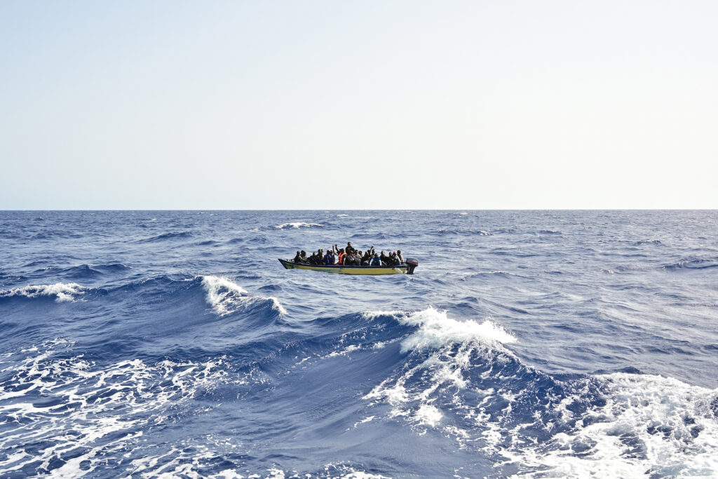 Ein Flüchtlingsboot auf dem Mittelmeer. Foto: Daniel Kubirski