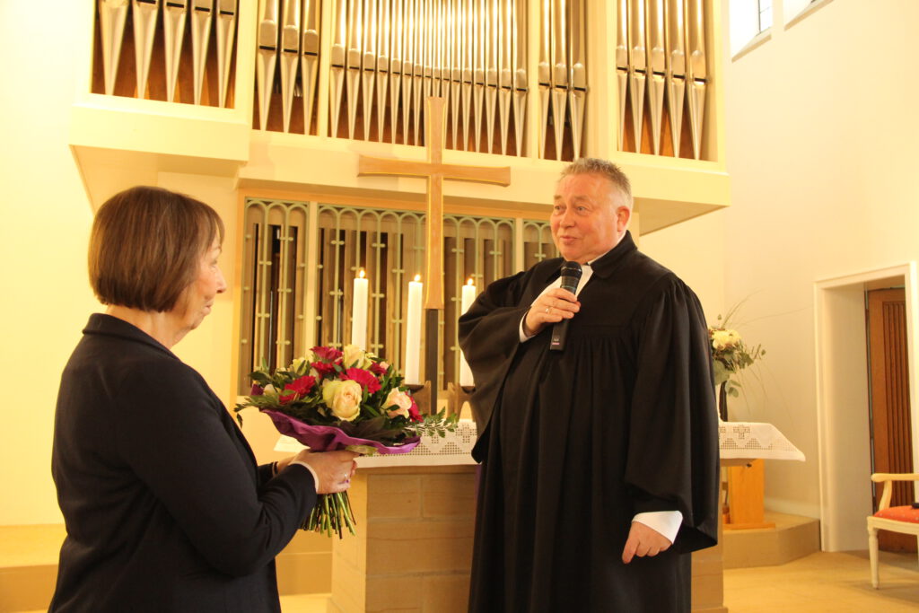 Pfarrer Volker Schmidt dankt der ehrenamtlichen Kirchbaumeisterin Dagmar Kleinemeier für ihr Engagement. Foto: Burkhard Battran