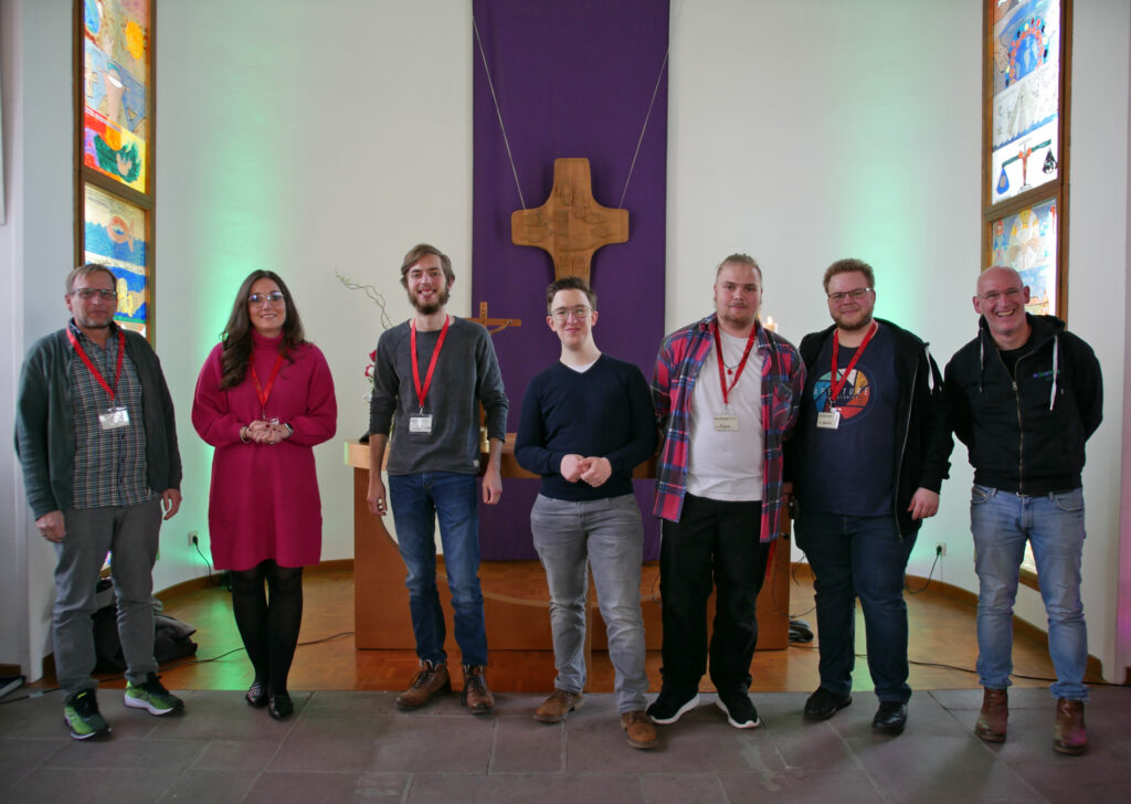 Jugendvollversammlung im Zeichen der Landtagswahlen: (v. l.) Ulrich Möhl (Grüne), Christin Buschmeier (CDU), Ralf Keller (FDP), Marian Hahne (SPD), Myron Heinemann (Vorsitzender Jugendausschuss), Martin Hanemann (Mitglied Jugendausschuss) und Oliver Schwarz (Leitung Jugendreferat). Foto: Jugendreferat/Evangelischer Kirchenkreis Paderborn