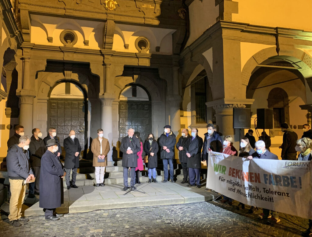 Gemeinsam mit dem Forum der Religionen hatten Bürgermeister Michael Dreier und Landrat Christoph Rüther zu einem multireligiösen Friedensgebet eingeladen. Zahlreiche Bürgerinnen und Bürger, darunter auch einige Mitglieder der Paderborner Hilfsorganisationen, versammelten sich am Dienstagabend auf dem Rathausplatz. Foto: Stadt Paderborn