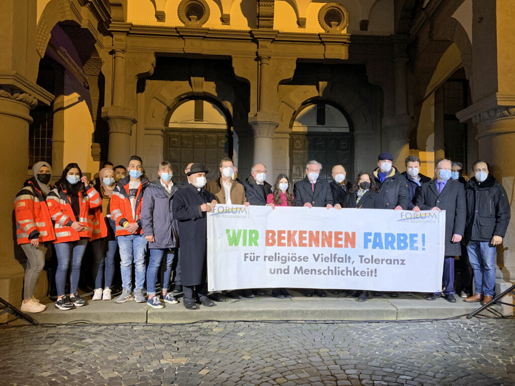 Das Friedensgebet wurde vom Forum der Religionen Paderborn gestaltet, das als Plattform des Dialogs der in Paderborn ansässigen Religionen und Konfessionen dient. Foto: Stadt Paderborn