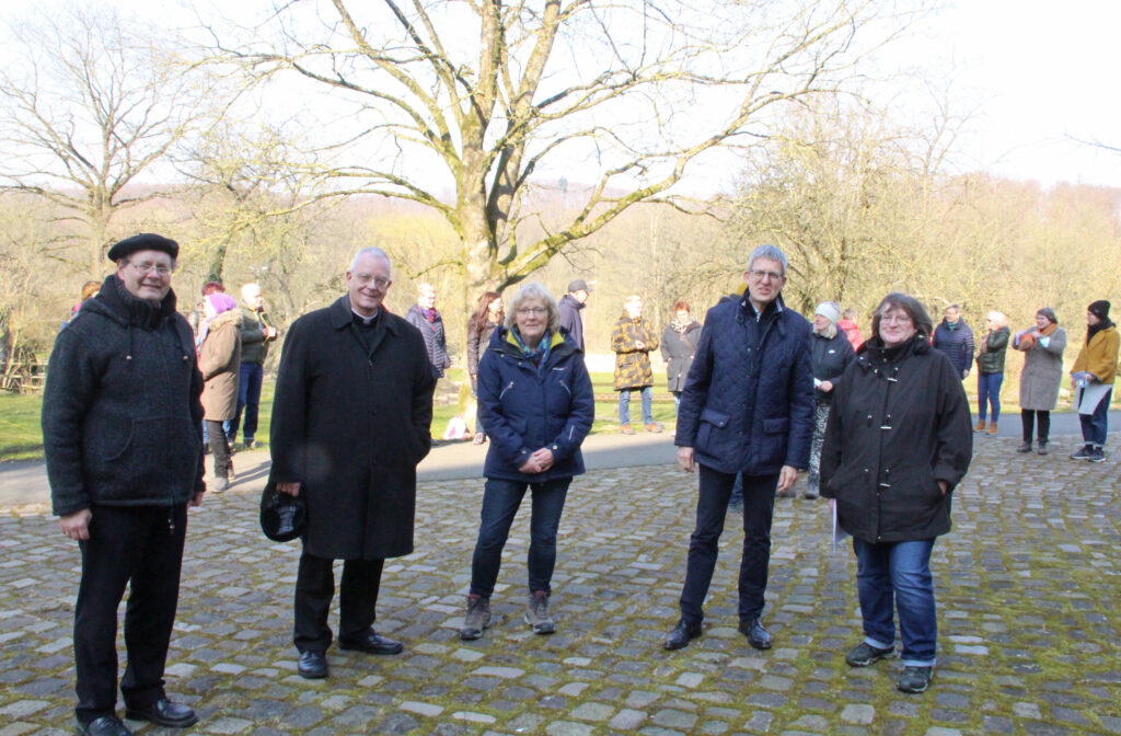 Pfarrer Gunnar Wirth (v. l.), Weihbischof Matthias König, Pilgerbegleiterin Heidi Fuhrmann, Superintendent Volker Neuhoff und Dekanatsreferentin Gisela Fritsche am Sammelpunkt hinter der Abtei. Foto: Burkhard Battran