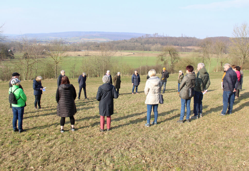 Gemeinsame Kontemplation auf einer Wiese in der weiten Feldflur. Foto: Burkhard Battran