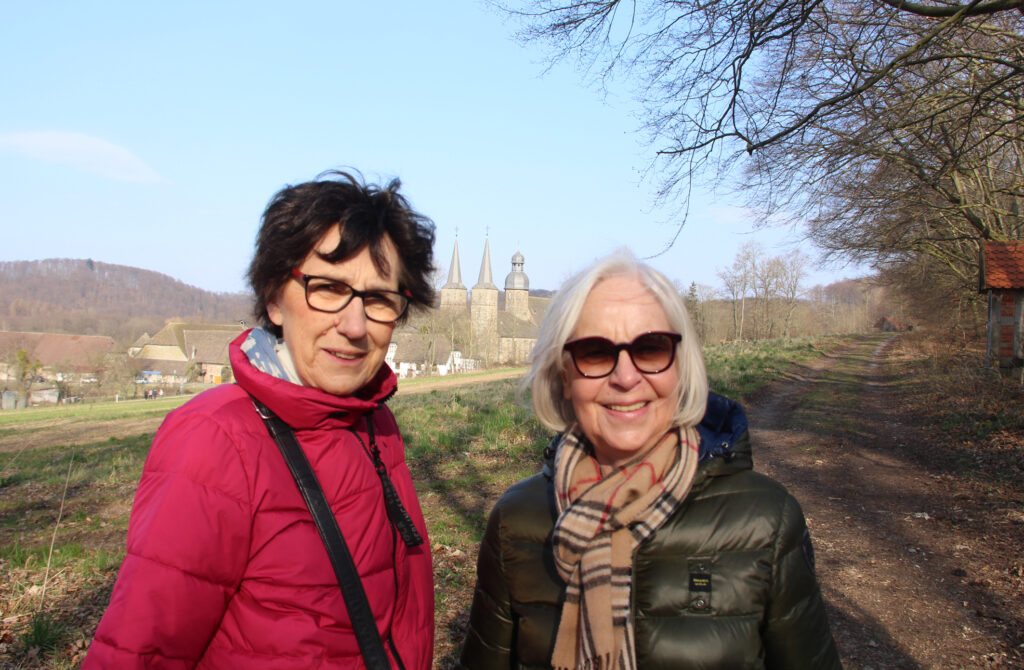 Die Pilgerfreundinnen Christa und Gerdi fühlen sich als katholische und evangelische Christinnen gleichermaßen eingeladen. Foto: Burkhard Battran