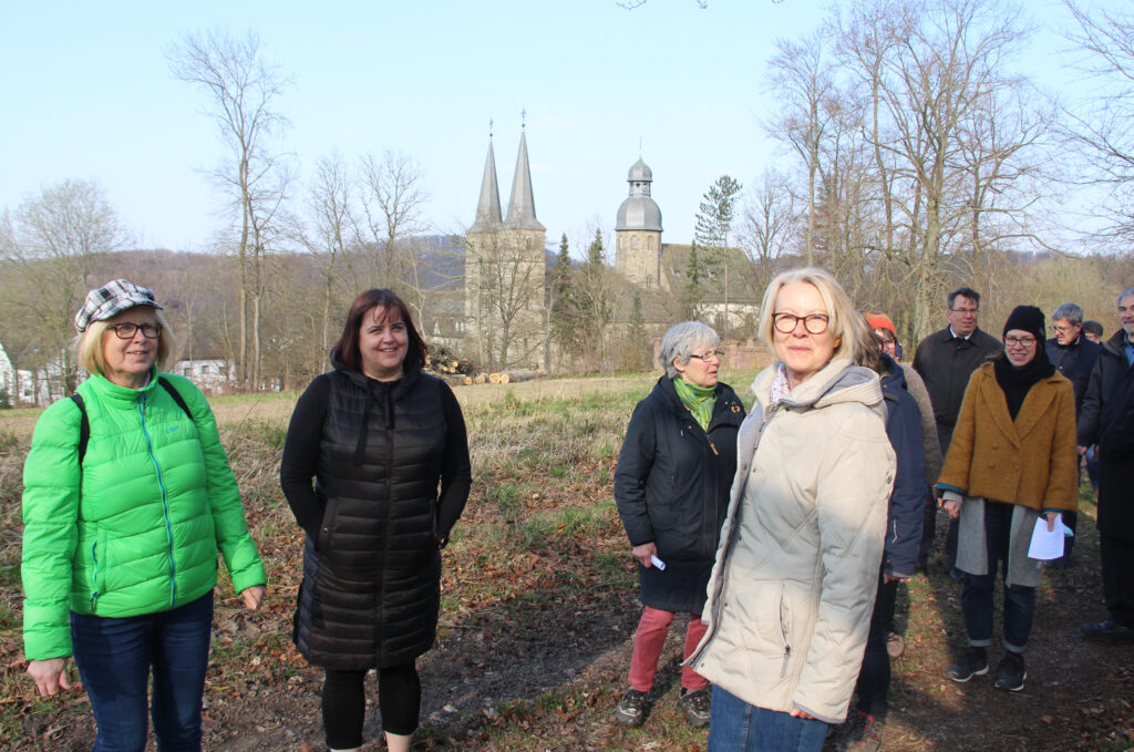 Bei der Pilgerwanderung sind die imposanten Türme der Abteikirche Marienmünster immer im Blick. Foto: Burkhard Battran