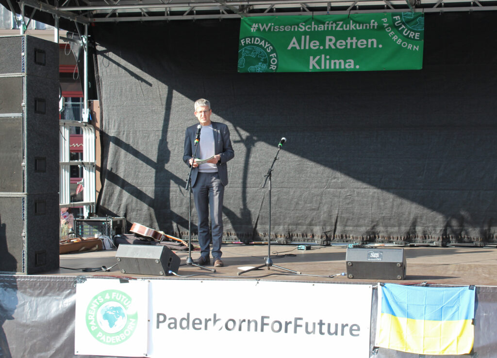Superintendent Volker Neuhoff appellierte beim Klimastreik in Paderborn an die Verantwortung jedes Menschen, etwas für Klimaschutz zu tun und die Schöpfung zu bewahren. Foto: EKP/Oliver Claes