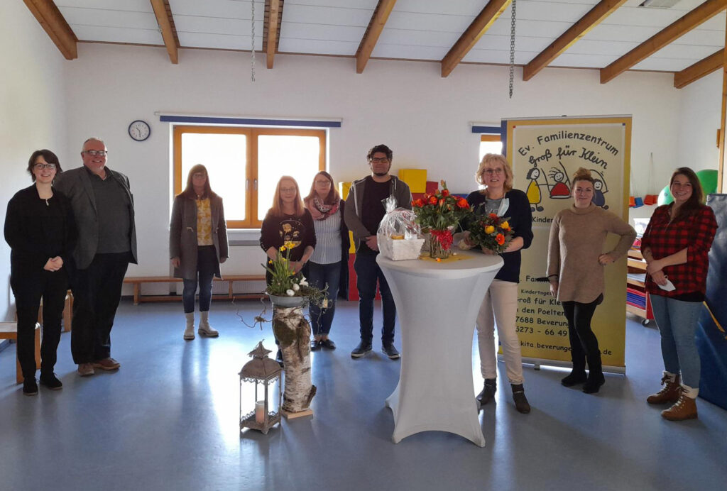 Jubilarin Claudia Lüdtke (3. v. r.) mit Gratulanten (v. l.): Theodora Bär, Vikarin Ev. Weser-Nethe-Kirchengemeinde Höxter, Pfarrer Uwe Neumann, Weser-Nethe-Kirchengemeinde, Ulrike Freitag-Friedrich, Geschäftsführung Kita-Verbund, Noreen Wicke, Förderverein „Groß für Klein“, Sarah Wollschläger, Förderverein, Michael Wicke, Förderverein, sowie Nicole Wilhelm, Elternrat und Mona Engemann, Elternrat. Foto: Kita-Verbund