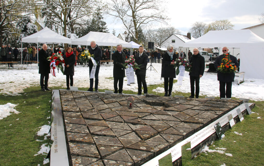 Vor 77 Jahren wurde das Konzentrationslager Niederhagen von amerikanischen Soldaten befreit. Den von Nazischergen misshandelten und getöteten Opfern gedachten unter anderem (von links): Landrat Christoph Rüther, Präses Annette Kurschus, Robert Gündchen, Vorsitzender des Vereins „Gedenktag 2. April“ sowie Michael Dreier, Bürgermeister der Stadt Paderborn und Burkhard Schwuchow, Bürgermeister der Stadt Büren und Pfarrerin Almuth Reihs-Vetter, Evangelische Kirchengemeinde Büren-Fürstenberg. Foto: Axel Langer