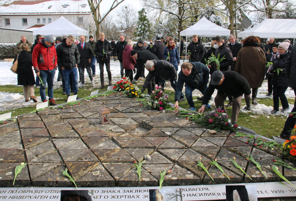 Rund 120 Gäste nahmen an der Gedenkfeier teil. Zum Abschluss legten sie Blumen an der Gedenkstätte auf dem früheren Appellplatz des Konzentrationslagers Niederhagen nieder. Foto: Axel Langer