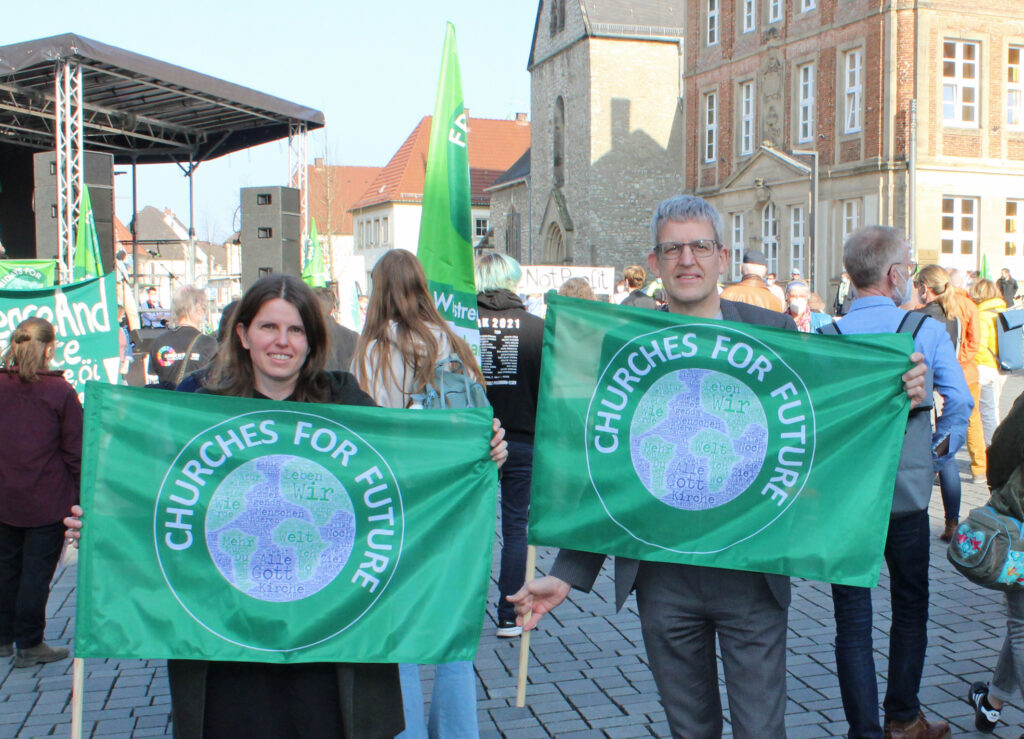 Der Evangelische Kirchenkreis Paderborn will klimaneutral werden und engagiert sich für den Klimaschutz, wie hier Superintendent Volker Neuhoff und Pfarrerin Elisabeth Goller beim Klimastreik im März in Paderborn. Der Kirchenkreis ist Unterstützer der Initiative „Churches for Future“ des Ökumenischen Netzwerkes Klimagerechtigkeit. Foto: EKP/Oliver Claes