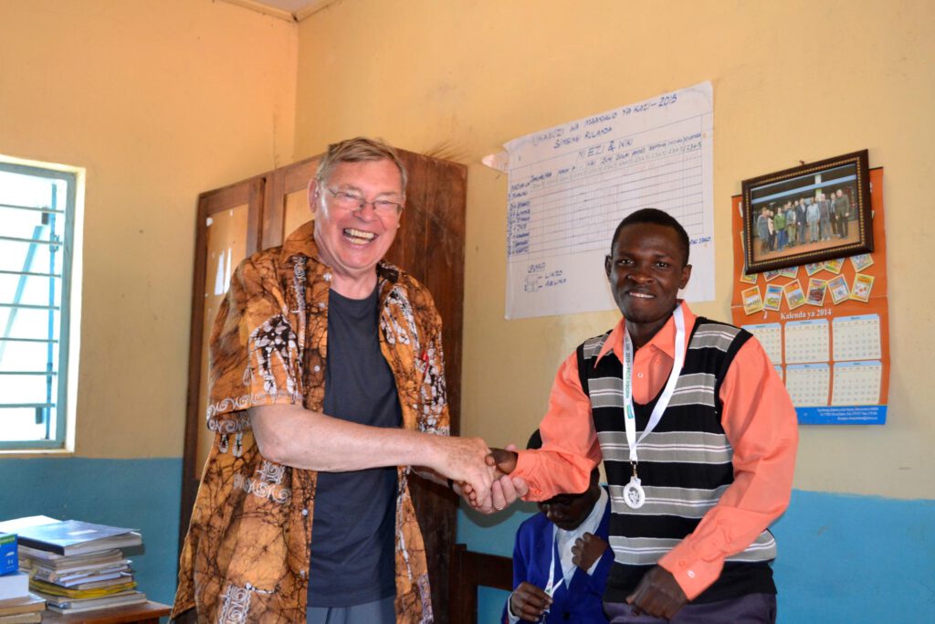 Günter Bitterberg bei einem seiner Besuche im Partnerkirchenkreis Kusini B im Jahr 2015 zusammen mit Lameck Jonasi, damals wie heute Lehrer an der Rulanda-Schule/Primary-School. Foto: Tansania-Ausschuss