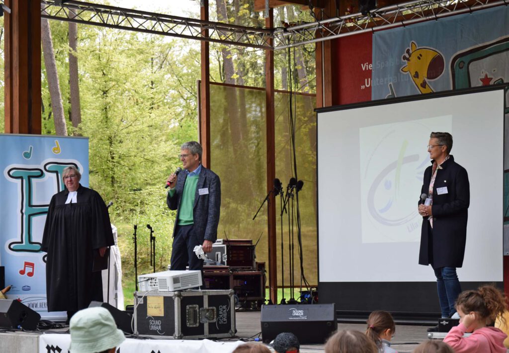 Begrüßten die Besucher beim Familien-Nachmittag des Evangelischen Kirchenkreises Paderborn (v. l.): Pfarrerin Elke Hansmann, Superintendent Volker Neuhoff und Kita-Fachberaterin Rena Sokolski. Foto. Jan Globacev