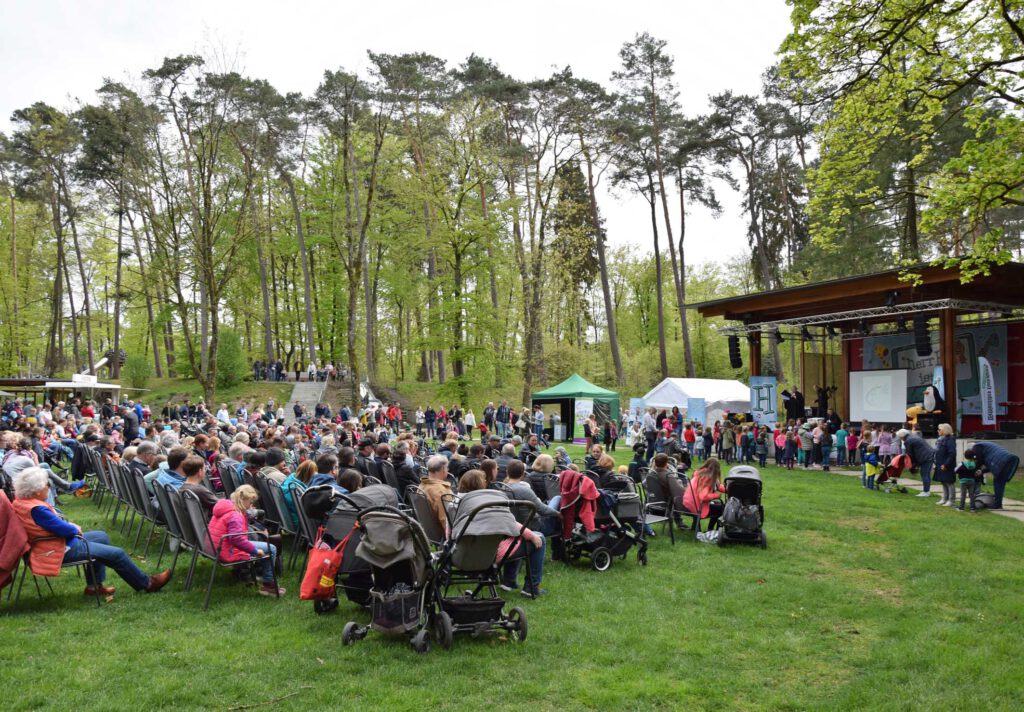 Der Familien-Nachmittag lockte sehr viele Menschen auf die Adlerwiese der Gartenschau Bad Lippspringe. Foto Jan Gobacev