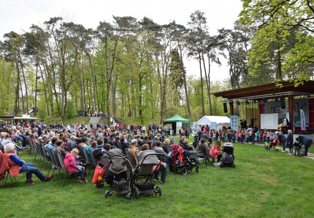 Der Familien-Nachmittag lockte sehr viele Menschen auf die Adlerwiese der Gartenschau Bad Lippspringe. Foto Jan Gobacev