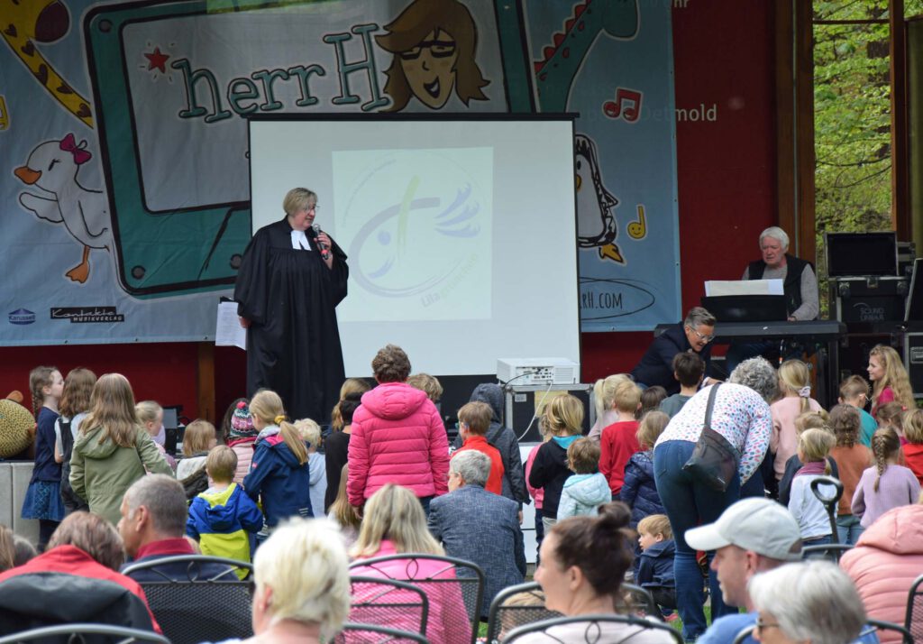 Eröffnet wurde der Nachmittag durch einem Familien-Gottesdienst mit (v. l.) Pfarrerin Elke Hansmann, Kita-Fachberaterin Rena Sokolski und Andreas Lehnert (Klavier). Foto: Jan Globacev