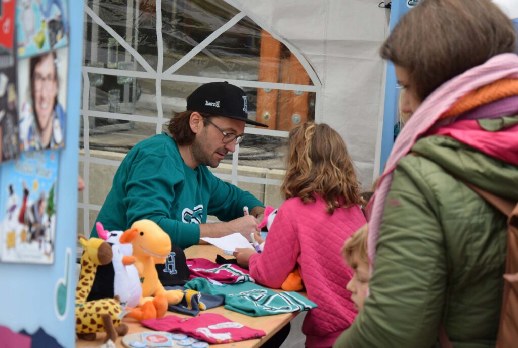 Nach dem Konzert gab herrH seinen Fans fleißig Autogramme. Foto: Jan Globacev