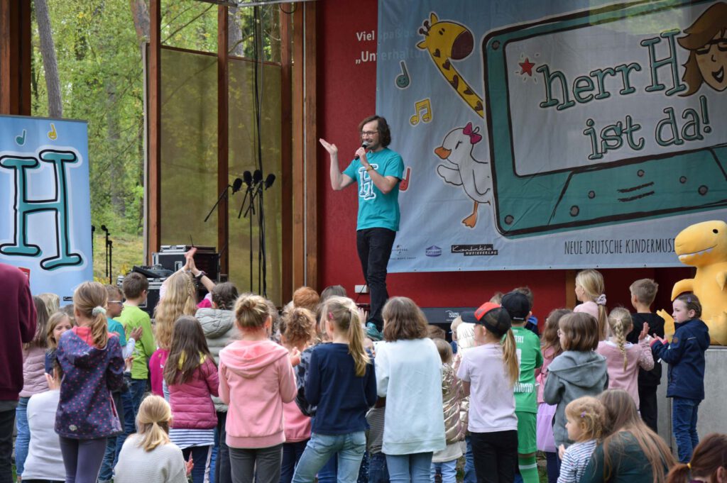 Der Kindersänger herrH ermunterte seine zahlreichen Fans zum Mitmachen. Foto: Jan Globacev