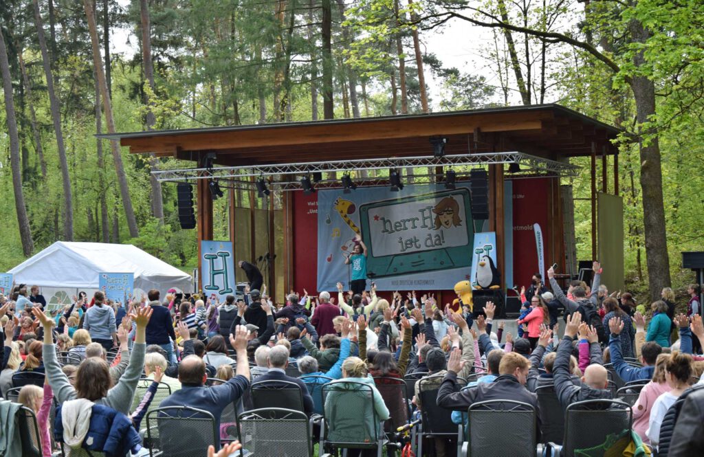 Volles Haus und Partystimmung bot das Konzert von herrH beim Familien-Nachmittag des Evangelischen Kirchenkreises Paderborn auf der Gartenschau Bad Lippspringe. Foto: Jan Globacev