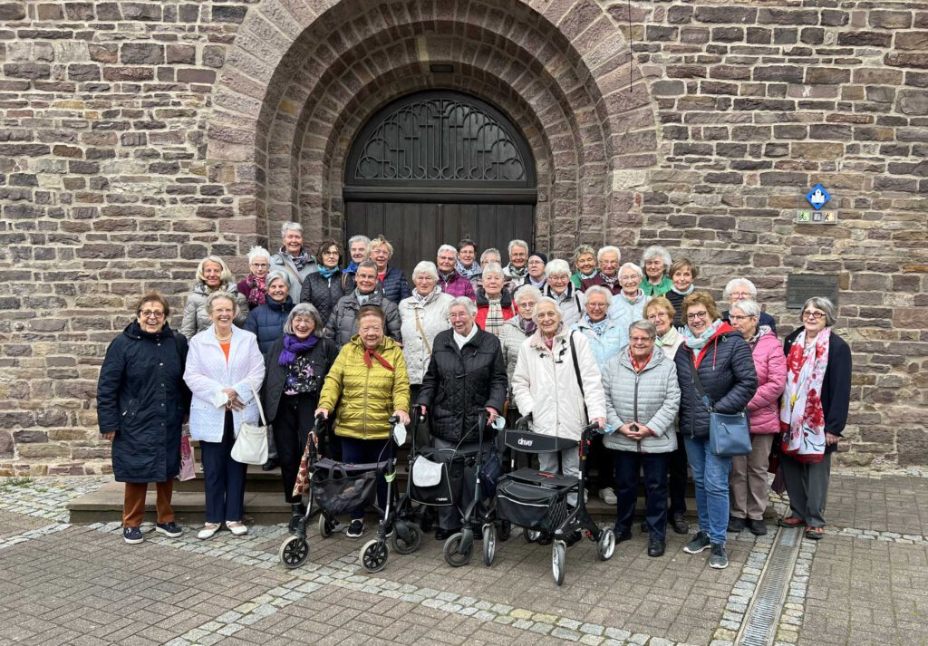 40 Frauen trafen sich, um das 25-jährige Jubiläum des Frauenfrühstücktreff in Höxter zu begehen. Foto: Elke Maletz