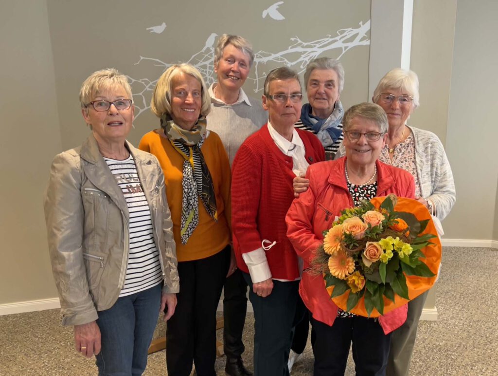 Renate Rathske (mit Blumen) und ihr Team organisieren seit 25 Jahren das Frauenfrühstück der Evangelischen Weser-Nethe-Kirchengemeinde Höxter. Foto: Elke Maletz