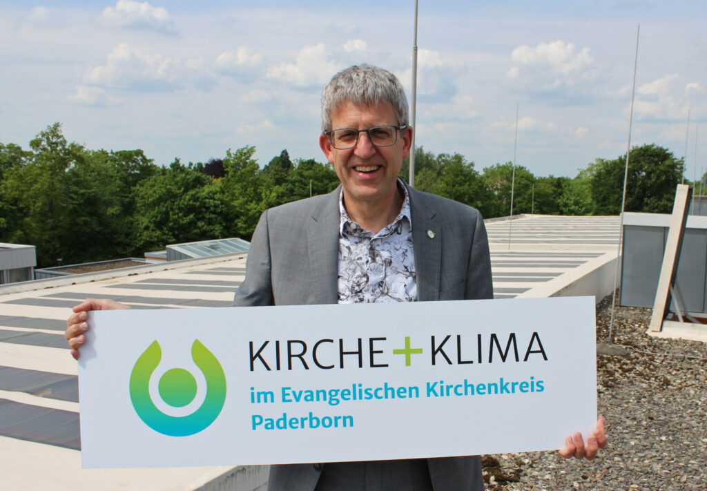 Für Superintendent Volker Neuhoff braucht es beim Thema Klimaschutz im Kirchenkreis weitergehendes Engagement. Er steht auf dem Dach des Hauses der Evangelischen Kirche in Paderborn, auf dem bereits seit 2001 eine Photovoltaik-Anlage umweltfreundlichen Strom erzeugt. Damals war es eine neue Technik, die dünnen Kollektoren auf einer Folie direkt auf das Dach aufzuschweißen. Foto: EKP/Oliver Claes