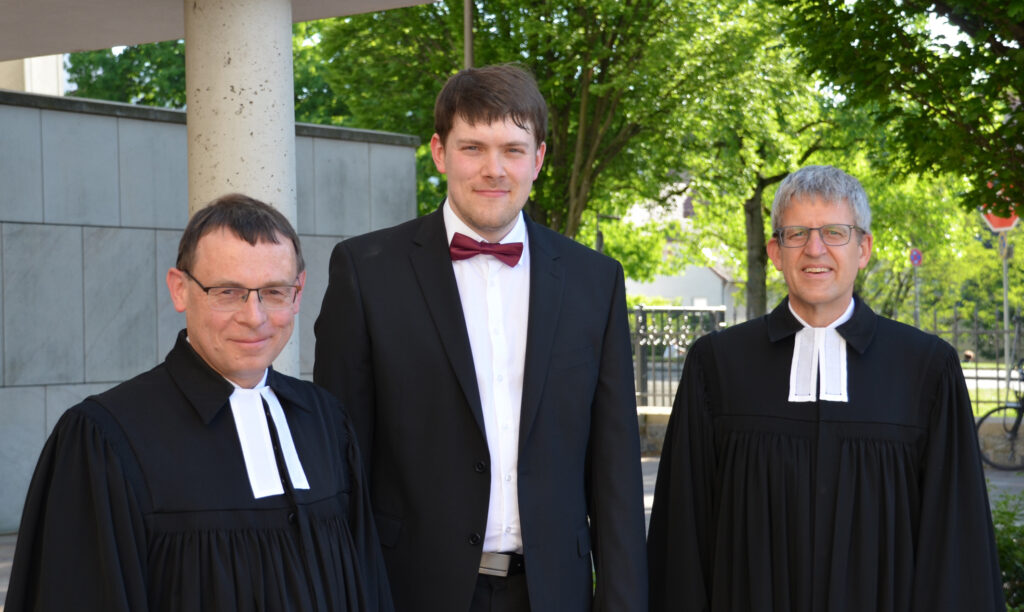 Nach der Einführung in der Abdinghofkirche: (v. l.) Pfarrer Dr. Eckhard Düker, Kreiskantor Tim Gärtner, Superintendent Volker Neuhoff. Foto: Judith Gärtner