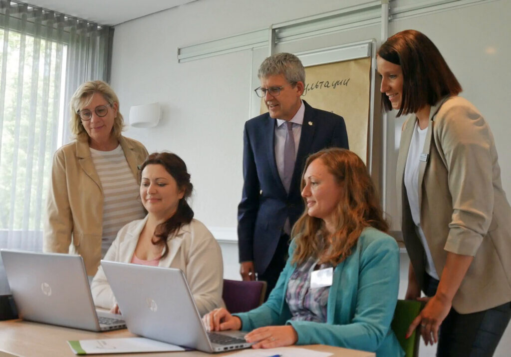 Neues Hilfsangebot für geflüchtete Menschen aus der Ukraine: (v. l.) Bereichsleitung Brigitte Kaese, Lyudmyla Stepanova, Mitarbeiterin in der Anlaufstelle Ukraine, Superintendent Volker Neuhoff, Karina Xavier, Mitarbeiterin in der Anlaufstelle Ukraine und Diakonie-Vorstand Vanessa Kamphemann. Foto: Diakonie Paderborn-Höxter e.V.