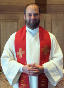 Dominic Faisca Martins, Pfarrer im Entsendungsdienst im Evangelischen Kirchenkreis Paderborn, wird im Gottesdienst in der Erlöserkirche in Elsen verabschiedet. Foto: EKP