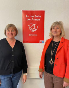 Tanja Edwards (l.) und Herta Deuermeier, Schuldnerberaterinnen der Diakonie in Höxter und Warburg, bitten bei der Sommersammlung um Spenden für die Fonds der Schuldnerberatung. Foto: Diakonie Paderborn-Höxter e.V.